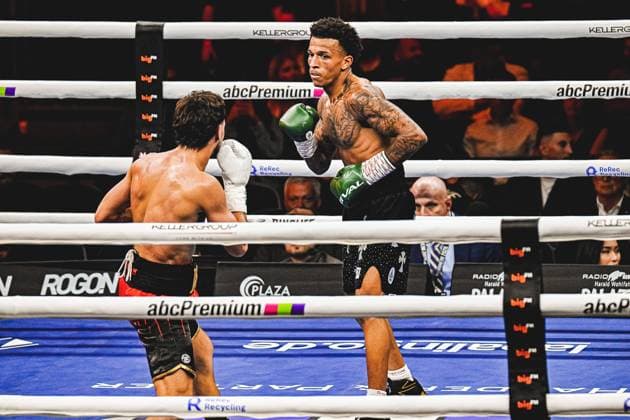 Beim Boxevent Ringside Night of the Heavyweights am 15.05.2026 in der SAP Arena Mannheim liefern sich zwei Boxer einen harten Kampf im Ring. Der Boxer in schwarzen Handschuhen und Shorts setzt aggressive Angriffe um, während sein Gegner defensiv reagiert. Ein packender Moment des professionellen Boxsports auf höchstem Niveau. Ringside, 15.05.2026, Mannheim, SAP Arena