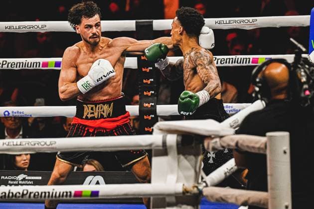 Devrim Gökduman ( 101, Ringside Zone) liefert sich bei der Night of the Heavyweights am 15.05.2026 in der SAP Arena Mannheim einen erbitterten Kampf mit Franklyn Donovan. Der Boxer setzt zu einem kraftvollen Schlag an, während sein Gegner in Defensivposition geht. Ringside, 15.05.2026, Mannheim, SAP Arena