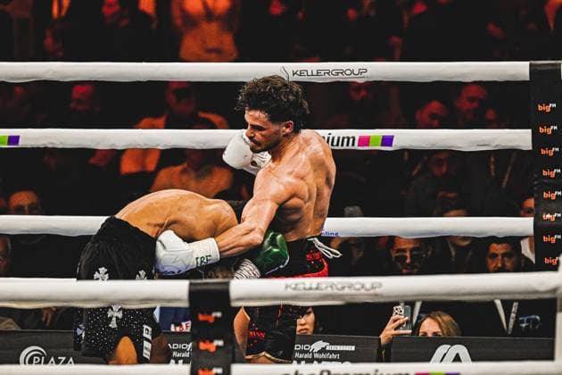 Intensiver Schlagabtausch beim Boxen in der SAP Arena Mannheim am 15.05.2026. Devrim Gökduman und Franklyn Donovan liefern sich ein spannendes Duell in der Ringside Zone – Night of the Heavyweights. Die beiden Boxer kämpfen mit voller Kraft um die Oberhand im Ring. Ringside, 15.05.2026, Mannheim, SAP Arena