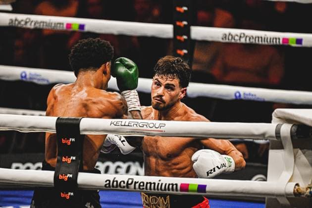 Intensiver Schlagabtausch zwischen Devrim Gökduman ( 101, VIP) und Franklyn Donovan in der SAP Arena Mannheim. Das Schwergewichts-Duell der Ringside Zone Night of the Heavyweights vom 15.05.2026 zeigt Gökduman mit grünen Boxhandschuhen in Aktion gegen seinen Gegner. Ringside, 15.05.2026, Mannheim, SAP Arena