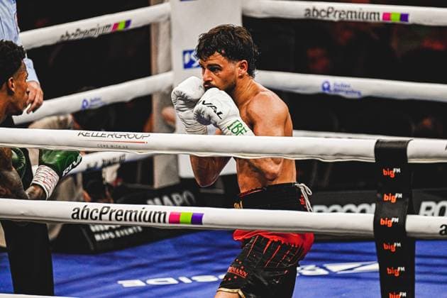 Devrim Gökduman ( 101, VIP) zeigt Kampfbereitschaft im Boxring der SAP Arena während der Night of the Heavyweights am 15. Mai 2026 in Mannheim. Der Boxer präsentiert seine Deckung mit weißen Handschuhen in defensiver Position während des Kampfes gegen Franklyn Donovan. Ringside, 15.05.2026, Mannheim, SAP Arena
