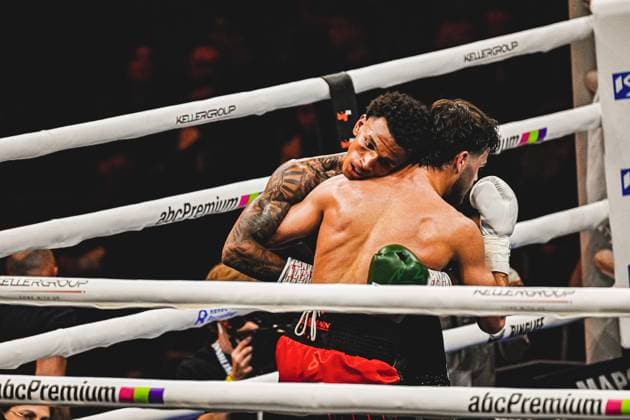 Intensiver Nahkampf zwischen Devrim Gökduman ( 101, VIP) und Franklyn Donovan bei der Night of the Heavyweights am 15.05.2026 in der SAP Arena Mannheim. Der Boxer in grünen Handschuhen setzt aggressive Kombinationen am Kopf seines Gegners um. Ringside, 15.05.2026, Mannheim, SAP Arena