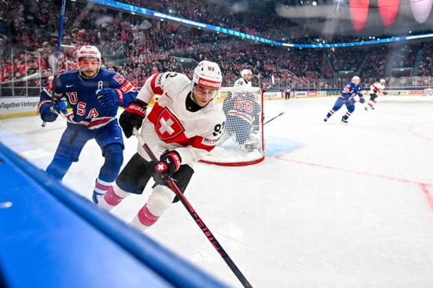 ZURICH, SWITZERLAND - MAY 15: Theo Rochette of Switzerland in a battle along the boards against Ryan Lindgren of United States during the 2026 IIHF Ice hockey, Eishockey World Championship, WM, Weltmeisterschaft Switzerland game between USA and Switzerland at Swiss Life Arena on May 15, 2026 in Zurich, Zurich. Zurich Swiss Life Arena Zurich Switzerland Copyright: xJustPictures.ch AndreaxBrancax jp-en-EuSpIm-JP7_ANB_US_Sui_15052026_2537