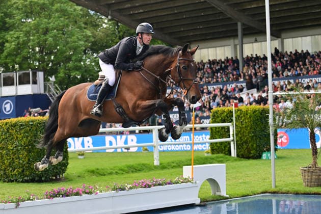 GER; Al Shira aa Deutsches Spring- & Dressur Derby Hamburg 15.05.2026, GER; Al Shira aa Deutsches Spring- & Dressur Derby Hamburg, Preis der Dreame.de - CSI4* Al Shira aa Derby Tour: 2. Qualifikation zum Deutsches Spring-Derby im Bild William Whitaker (GBR) auf Flamboyant III am Wassergraben