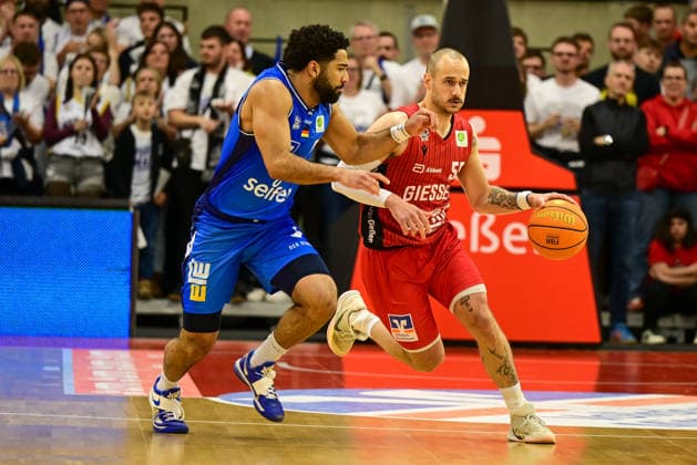 Tyreese Blunt, Simon Krajcovic 2.Bundesliga Pro A, Play Off Spiel 4, viertel Finale, 46ers, Basketball, Basketball Saison 2025 2026, BBL, Deutschland, Gießen 46ers Hakro Merlins Crailsheim, Gießen in rot, Herren, Crailsheim in blau