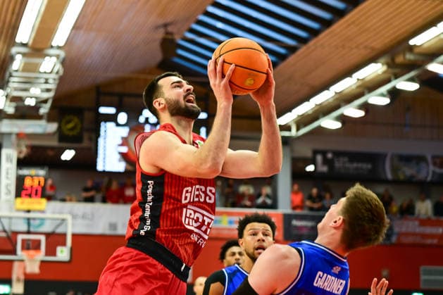 Viktor Kovacevic, Brock Gardner 2.Bundesliga Pro A, Play Off Spiel 4, viertel Finale, 46ers, Basketball, Basketball Saison 2025 2026, BBL, Deutschland, Gießen 46ers Hakro Merlins Crailsheim, Gießen in rot, Herren, Crailsheim in blau