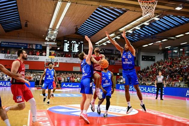 Brock Gardner, Kyle Castlin, Marvin Ogunsipe 2.Bundesliga Pro A, Play Off Spiel 4, viertel Finale, 46ers, Basketball, Basketball Saison 2025 2026, BBL, Deutschland, Gießen 46ers Hakro Merlins Crailsheim, Gießen in rot, Herren, Crailsheim in blau