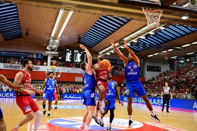 Brock Gardner, Kyle Castlin, Marvin Ogunsipe 2.Bundesliga Pro A, Play Off Spiel 4, viertel Finale, 46ers, Basketball, Basketball Saison 2025 2026, BBL, Deutschland, Gießen 46ers Hakro Merlins Crailsheim, Gießen in rot, Herren, Crailsheim in blau