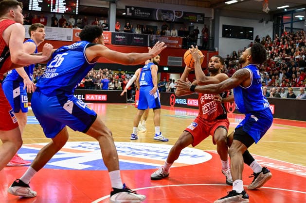 Kyle Castlin, Anthony Gaines 2.Bundesliga Pro A, Play Off Spiel 4, viertel Finale, 46ers, Basketball, Basketball Saison 2025 2026, BBL, Deutschland, Gießen 46ers Hakro Merlins Crailsheim, Gießen in rot, Herren, Crailsheim in blau