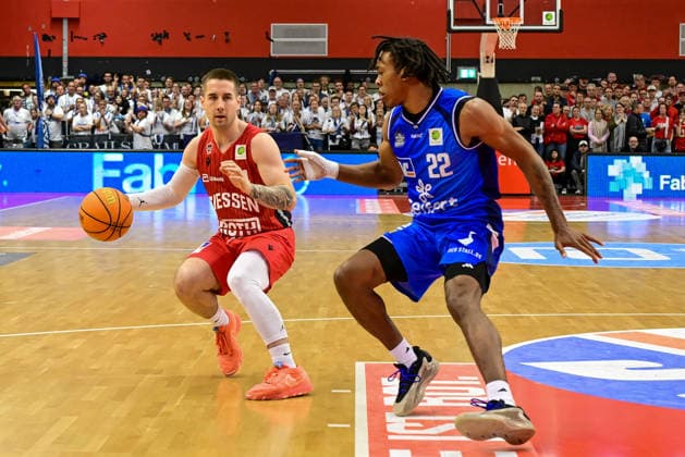 Adnan Arslanagic, Gianni Otto 2.Bundesliga Pro A, Play Off Spiel 4, viertel Finale, 46ers, Basketball, Basketball Saison 2025 2026, BBL, Deutschland, Gießen 46ers Hakro Merlins Crailsheim, Gießen in rot, Herren, Crailsheim in blau