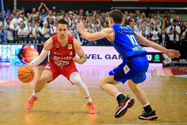 Adnan Arslanagic, Gianni Otto 2.Bundesliga Pro A, Play Off Spiel 4, viertel Finale, 46ers, Basketball, Basketball Saison 2025 2026, BBL, Deutschland, Gießen 46ers Hakro Merlins Crailsheim, Gießen in rot, Herren, Crailsheim in blau