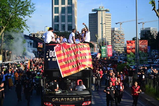Galatasaray celebrates Turkish Super Lig title in Istanbul ISTANBUL, TURKIYE - MAY 15: Galatasaray players celebrate atop an open-top bus after clinching the 2025-26 Turkish Super Lig title, departing from the historic Galatasaray High School, as thousands of fans line the streets of Istanbul, Turkiye on May 15, 2026. Abdulhamid Hosbas Anadolu Istanbul Turkey. Editorial use only. Please get in touch for any other usage.  Copyright: x2026xAnadoluxAbdulhamidxHosbasx