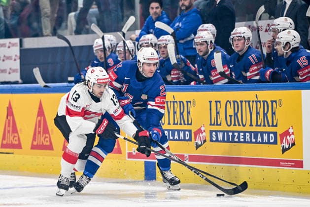 ZURICH, SWITZERLAND - MAY 15: Nico Hischier of Switzerland and Alex Steeves of United States in a battle along the boards during the 2026 IIHF Ice hockey, Eishockey World Championship, WM, Weltmeisterschaft Switzerland game between USA and Switzerland at Swiss Life Arena on May 15, 2026 in Zurich, Zurich. Zurich Swiss Life Arena Zurich Switzerland Copyright: xJustPictures.ch AndreaxBrancax jp-en-EuSpIm-JP7_ANB_US_Sui_15052026_9028