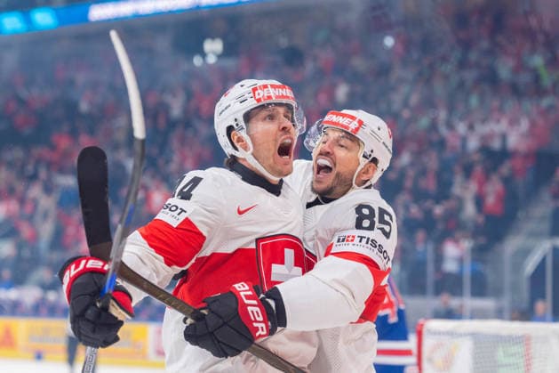 15 05 2026, Zurich, Swiss Life Arena, Ice hockey, Eishockey World Championships: USA - Switzerland, 44 Pius Suter (Switzerland), 85 Sven Andrighetto (Switzerland) feiern das 1:0 Zurich Swiss Life Arena Zurich Switzerland Copyright: xJustPictures.ch StefanxEmchx jp-de-StEm-DSC0024820260515