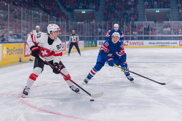 15 05 2026, Zurich, Swiss Life Arena, Ice hockey, Eishockey World Championships: USA - Switzerland, 93 Theo Rochette (Switzerland), 10 James Hagens (United States) Zurich Swiss Life Arena Zurich Switzerland Copyright: xJustPictures.ch StefanxEmchx jp-de-StEm-DSC0048320260515