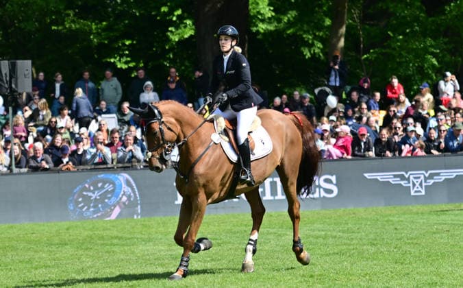 GER; Al Shira aa Deutsches Spring- & Dressur Derby Hamburg 15.05.2026, GER; Al Shira aa Deutsches Spring- & Dressur Derby Hamburg, Preis der Dreame.de - CSI4* Al Shira aa Derby Tour: 2. Qualifikation zum Deutsches Spring-Derby im Bild Janne Friederike Meyer-Zimmermann (GER) auf Van Tastic jubelt