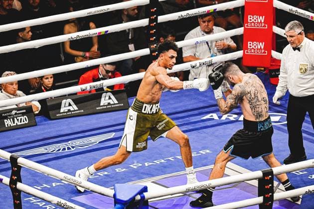Alexander Okafor kämpft bei der Ringside Zone Night of the Heavyweights am 15.05.2026 in der SAP Arena Mannheim gegen Elija Uelkuseven. Der Boxer im olivgrünen Hosen mit weißen Handschuhen setzt offensiv zum Schlag an, während sein Gegner defensiv reagiert. Ringside, 15.05.2026, Mannheim, SAP Arena