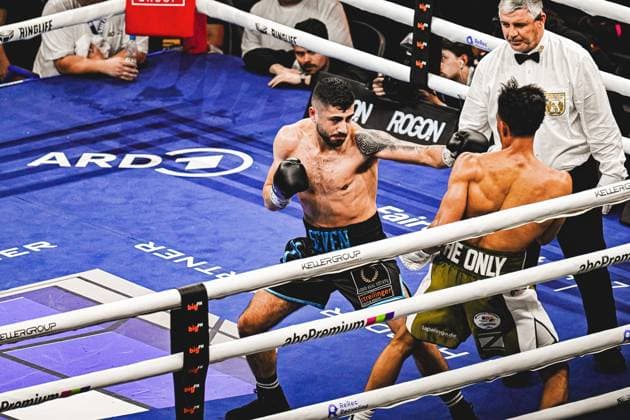 Alexander Okafor ( 108, VIP) liefert sich ein intensives Schwergewichtsgefecht gegen Elija Uelkuseven am 15.05.2026 in der SAP Arena Mannheim. Der Boxer setzt aggressive Kombinationen ein und dominiert die Aktion im Ring während der Ringside Night of the Heavyweights. Ringside, 15.05.2026, Mannheim, SAP Arena