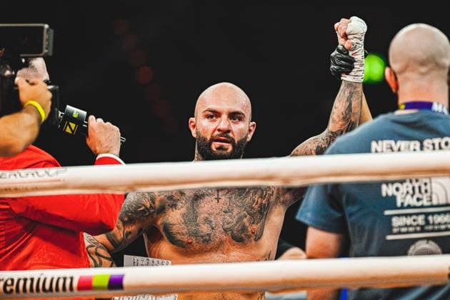 Edmon Avagyan präsentiert sich nach erfolgreichem Kampf mit erhobener Faust und verschlungenen Boxhandschuhen im Ring. Das Event Ringside - Night of the Heavyweights fand am 15. Mai 2026 in der SAP Arena Mannheim statt und bot hochkarätige Schwergewichtskämpfe. Ringside, 15.05.2026, Mannheim, SAP Arena