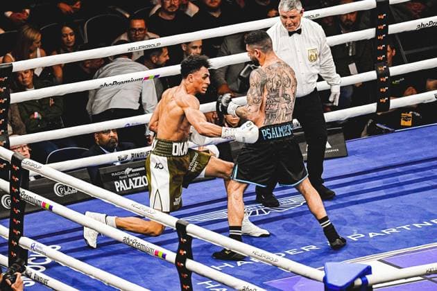 Alexander Okafor ( 108, Ringside Zone) liefert sich beim Boxevent Night of the Heavyweights am 15.05.2026 in der SAP Arena Mannheim einen intensiven Kampf gegen Elija Uelkuseven. Der Boxer arbeitet aggressiv im Ring und setzt Schläge gegen seinen Gegner ein. Ringside, 15.05.2026, Mannheim, SAP Arena