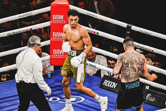 Alexander Okafor ( 108, Ringside Zone) kämpft intensiv im Ring der SAP Arena Mannheim bei der Night of the Heavyweights am 15. Mai 2026. Der Halbschwergewicht-Boxer zeigt aggressive Offensive gegen seinen Gegner Elija Uelkuseven, während Ringoffizielle und Zuschauer das Geschehen aufmerksam verfolgen. Ringside, 15.05.2026, Mannheim, SAP Arena