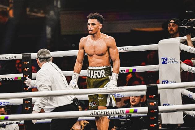 Alexander Okafor ( 108, VIP) präsentiert sich fokussiert und konzentriert im Ring während seines Kampfes gegen Elija Uelkuseven bei der Ringside Zone Night of the Heavyweights am 15. Mai 2026 in der SAP Arena Mannheim. Der Boxer wartet aufmerksam auf die nächste Aktion im Halbschwergewicht-Match. Ringside, 15.05.2026, Mannheim, SAP Arena