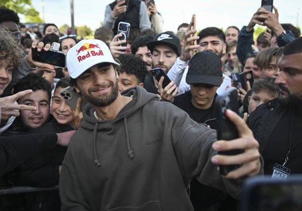 Red Bull athlete Arda Saatci welcomed in Berlin BERLIN, GERMANY - MAY 15: Red Bull athlete Arda Saatci, who completed an approximately 600-kilometer ultramarathon attempt from Death Valley National Park in California to Santa Monica Pier in 123 hours, 21 minutes, and 10 seconds, welcomed in Berlin, Germany on May 15, 2026. Thousands of people welcomed Saatci at Brandenburg Airport and showed their love for the successful athlete. Halil Sagirkaya Anadolu Berlin Germany. Editorial use only. Please get in touch for any other usage.  Copyright: x2026xAnadoluxHalilxSagirkayax
