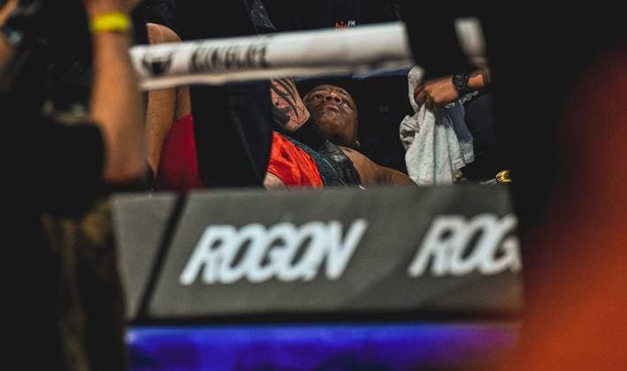 Edwin Castillo liegt nach seinem Knockout im Kampf gegen Viktor Jurk erschöpft in der Ecke des Rings. Die Ringside-Zone beim Night of the Heavyweights Event am 15.05.2026 in der SAP Arena Mannheim zeigt den Boxer in kritischer Lage, betreut von seinem Trainerstab. Ringside, 15.05.2026, Mannheim, SAP Arena