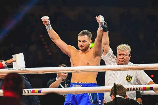 Viktor Jurk feiert seinen dominanten Sieg nach nur vier Sekunden beim Ringside Boxing Event am 15.05.2026 in der SAP Arena Mannheim. Der Boxer präsentiert sich mit erhobenen Fäusten im Ring, während sein Trainer die Entscheidung bestätigt. Ringside, 15.05.2026, Mannheim, SAP Arena