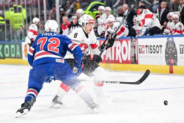 ZURICH, SWITZERLAND - MAY 15: Simon Knak of Switzerland against Justin Faulk of United States during the 2026 IIHF Ice hockey, Eishockey World Championship, WM, Weltmeisterschaft Switzerland game between USA and Switzerland at Swiss Life Arena on May 15, 2026 in Zurich, Zurich. Zurich Swiss Life Arena Zurich Switzerland Copyright: xJustPictures.ch AndreaxBrancax jp-en-EuSpIm-JP7_ANB_US_Sui_15052026_0271
