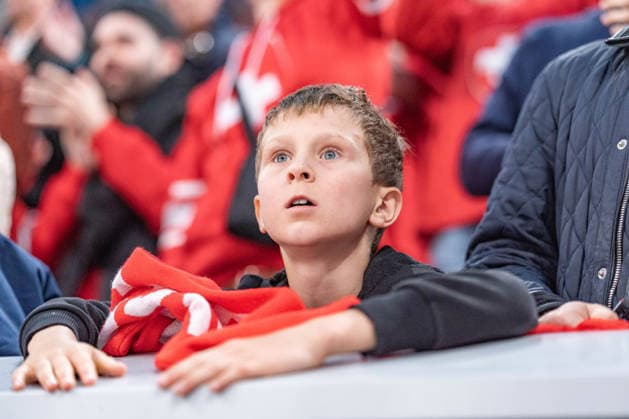 15 05 2026, Zurich, Swiss Life Arena, Ice hockey, Eishockey World Championships: USA - Switzerland, Kleiner Schweizer Fan mit grossen Augen Zurich Swiss Life Arena Zurich Switzerland Copyright: xJustPictures.ch StefanxEmchx jp-de-StEm-DSC0200320260515