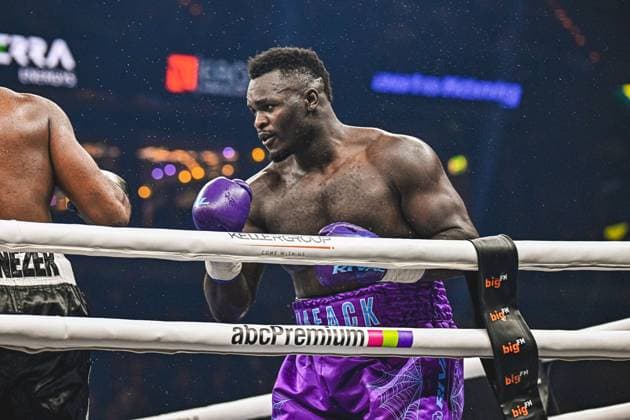 Nelvie Tiafack ( 110, VIP) kämpft in intensivem Schlagabtausch gegen Mateus Munhoz bei der Night of the Heavyweights am 15.05.2026 in der SAP Arena Mannheim. Der Boxer in violetten Handschuhen zeigt aggressive Offensive im Schwergewichtsduell. Ringside, 15.05.2026, Mannheim, SAP Arena