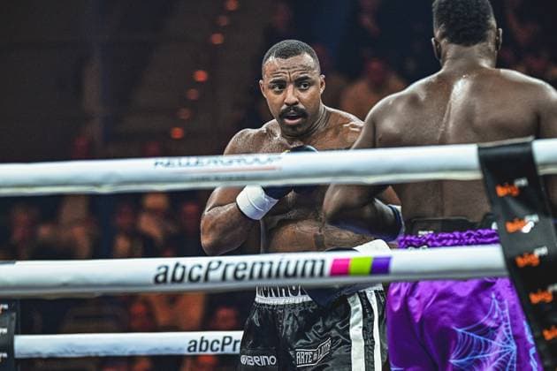 Bei der Ringside Zone – Night of the Heavyweights in der SAP Arena Mannheim traf Nelvie Tiafack auf Mateus Munhoz. Die Fotogalerie zeigt intensive Szenen des Schwergewichtsduells, harte Schlagabtausche und emotionale Momente eines hochklassigen Boxabends vor tausenden Zuschauern. Ringside, 15.05.2026, Mannheim, SAP Arena