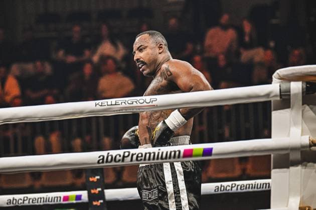 Mateus Munhoz tritt beim Boxing-Event Night of the Heavyweights am 15. Mai 2026 in der SAP Arena Mannheim an. Der Boxer präsentiert sich konzentriert im Ring mit schwarzen Handschuhen und Boxershorts, im Hintergrund das enthusiastische Publikum. Ringside, 15.05.2026, Mannheim, SAP Arena