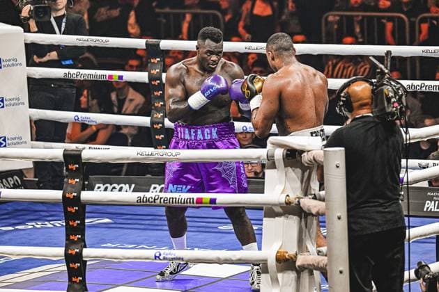 Bei der Ringside Zone – Night of the Heavyweights in der SAP Arena Mannheim traf Nelvie Tiafack auf Mateus Munhoz. Die Fotogalerie zeigt intensive Szenen des Schwergewichtsduells, harte Schlagabtausche und emotionale Momente eines hochklassigen Boxabends vor tausenden Zuschauern. Ringside, 15.05.2026, Mannheim, SAP Arena