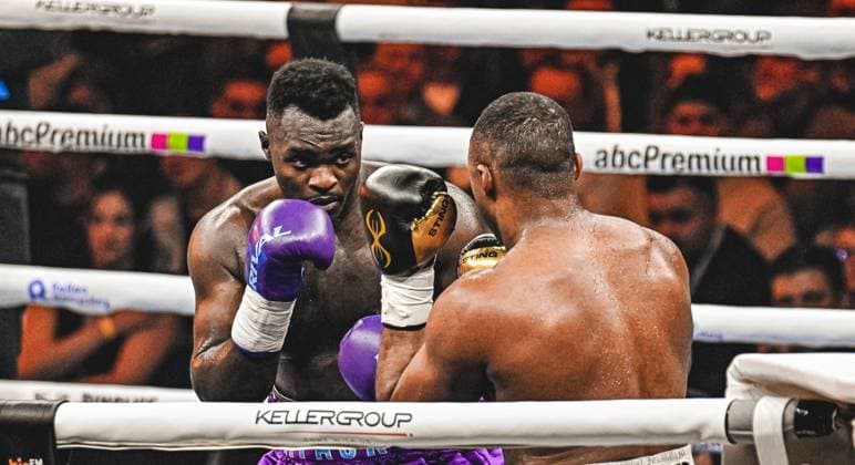 Bei der Ringside Zone – Night of the Heavyweights in der SAP Arena Mannheim traf Nelvie Tiafack auf Mateus Munhoz. Die Fotogalerie zeigt intensive Szenen des Schwergewichtsduells, harte Schlagabtausche und emotionale Momente eines hochklassigen Boxabends vor tausenden Zuschauern. Ringside, 15.05.2026, Mannheim, SAP Arena