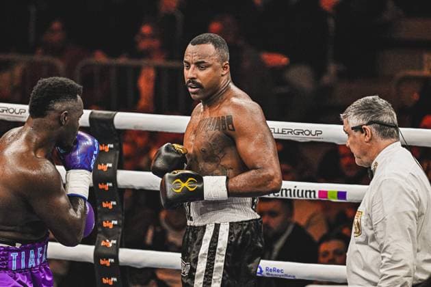 Bei der Ringside Zone – Night of the Heavyweights in der SAP Arena Mannheim traf Nelvie Tiafack auf Mateus Munhoz. Die Fotogalerie zeigt intensive Szenen des Schwergewichtsduells, harte Schlagabtausche und emotionale Momente eines hochklassigen Boxabends vor tausenden Zuschauern. Ringside, 15.05.2026, Mannheim, SAP Arena