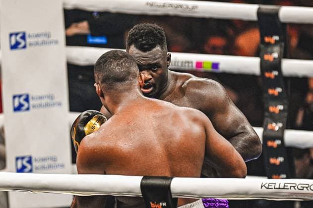 Bei der Ringside Zone – Night of the Heavyweights in der SAP Arena Mannheim traf Nelvie Tiafack auf Mateus Munhoz. Die Fotogalerie zeigt intensive Szenen des Schwergewichtsduells, harte Schlagabtausche und emotionale Momente eines hochklassigen Boxabends vor tausenden Zuschauern. Ringside, 15.05.2026, Mannheim, SAP Arena
