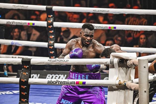 Nelvie Tiafack setzt im Boxring der SAP Arena einen kraftvollen Schlag. Ringside, 15.05.2026, Mannheim, SAP Arena