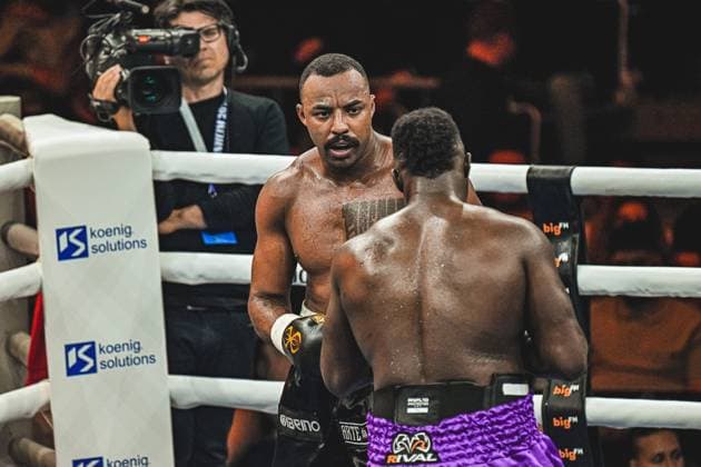 Bei der Ringside Zone – Night of the Heavyweights in der SAP Arena Mannheim traf Nelvie Tiafack auf Mateus Munhoz. Die Fotogalerie zeigt intensive Szenen des Schwergewichtsduells, harte Schlagabtausche und emotionale Momente eines hochklassigen Boxabends vor tausenden Zuschauern. Ringside, 15.05.2026, Mannheim, SAP Arena
