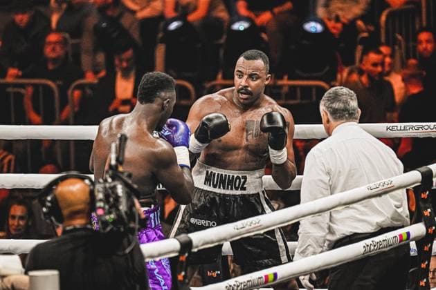 Bei der Ringside Zone – Night of the Heavyweights in der SAP Arena Mannheim traf Nelvie Tiafack auf Mateus Munhoz. Die Fotogalerie zeigt intensive Szenen des Schwergewichtsduells, harte Schlagabtausche und emotionale Momente eines hochklassigen Boxabends vor tausenden Zuschauern. Ringside, 15.05.2026, Mannheim, SAP Arena