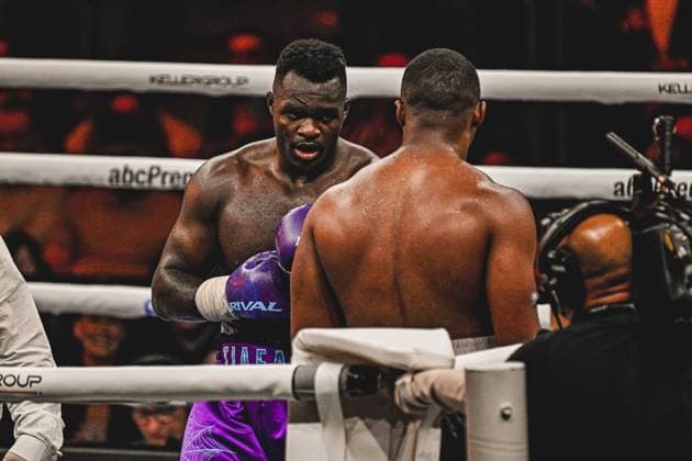 Bei der Ringside Zone – Night of the Heavyweights in der SAP Arena Mannheim traf Nelvie Tiafack auf Mateus Munhoz. Die Fotogalerie zeigt intensive Szenen des Schwergewichtsduells, harte Schlagabtausche und emotionale Momente eines hochklassigen Boxabends vor tausenden Zuschauern. Ringside, 15.05.2026, Mannheim, SAP Arena