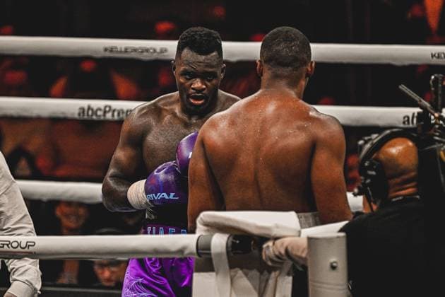 Bei der Ringside Zone – Night of the Heavyweights in der SAP Arena Mannheim traf Nelvie Tiafack auf Mateus Munhoz. Die Fotogalerie zeigt intensive Szenen des Schwergewichtsduells, harte Schlagabtausche und emotionale Momente eines hochklassigen Boxabends vor tausenden Zuschauern. Ringside, 15.05.2026, Mannheim, SAP Arena