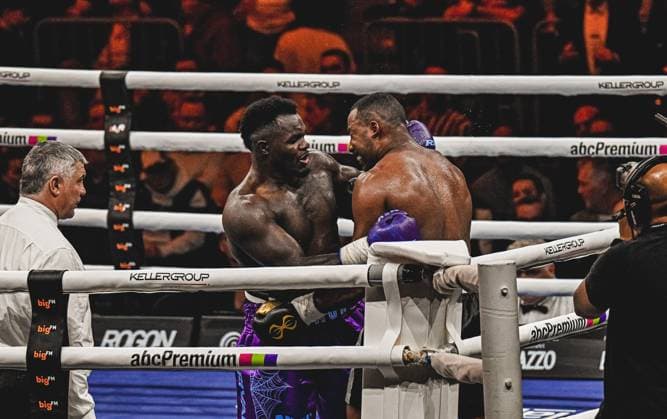 Bei der Ringside Zone – Night of the Heavyweights in der SAP Arena Mannheim traf Nelvie Tiafack auf Mateus Munhoz. Die Fotogalerie zeigt intensive Szenen des Schwergewichtsduells, harte Schlagabtausche und emotionale Momente eines hochklassigen Boxabends vor tausenden Zuschauern. Ringside, 15.05.2026, Mannheim, SAP Arena
