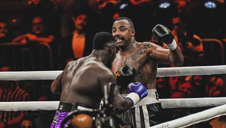 Bei der Ringside Zone – Night of the Heavyweights in der SAP Arena Mannheim traf Nelvie Tiafack auf Mateus Munhoz. Die Fotogalerie zeigt intensive Szenen des Schwergewichtsduells, harte Schlagabtausche und emotionale Momente eines hochklassigen Boxabends vor tausenden Zuschauern. Ringside, 15.05.2026, Mannheim, SAP Arena