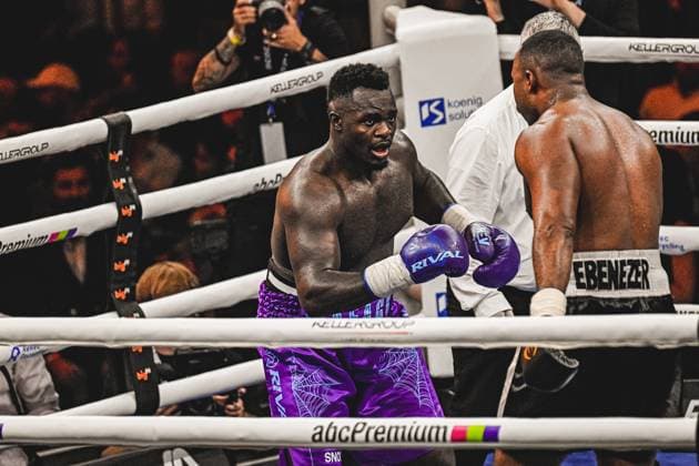 Bei der Ringside Zone – Night of the Heavyweights in der SAP Arena Mannheim traf Nelvie Tiafack auf Mateus Munhoz. Die Fotogalerie zeigt intensive Szenen des Schwergewichtsduells, harte Schlagabtausche und emotionale Momente eines hochklassigen Boxabends vor tausenden Zuschauern. Ringside, 15.05.2026, Mannheim, SAP Arena