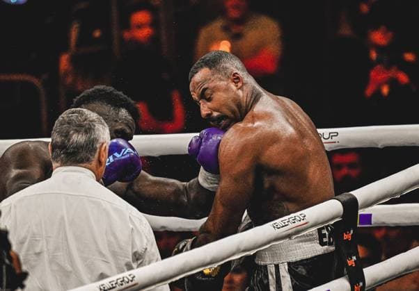 Bei der Ringside Zone – Night of the Heavyweights in der SAP Arena Mannheim traf Nelvie Tiafack auf Mateus Munhoz. Die Fotogalerie zeigt intensive Szenen des Schwergewichtsduells, harte Schlagabtausche und emotionale Momente eines hochklassigen Boxabends vor tausenden Zuschauern. Ringside, 15.05.2026, Mannheim, SAP Arena