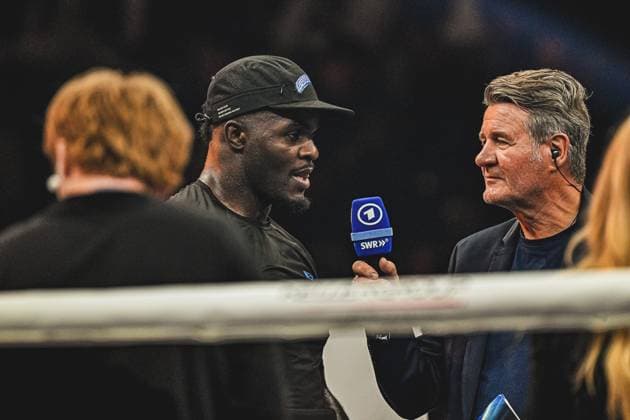 Bei der Ringside Zone – Night of the Heavyweights in der SAP Arena Mannheim traf Nelvie Tiafack auf Mateus Munhoz. Die Fotogalerie zeigt intensive Szenen des Schwergewichtsduells, harte Schlagabtausche und emotionale Momente eines hochklassigen Boxabends vor tausenden Zuschauern. Ringside, 15.05.2026, Mannheim, SAP Arena