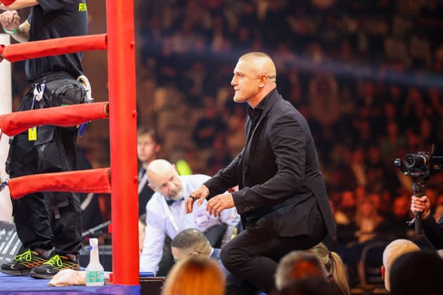 Michael Smolik geht zum Ring, nachdem sich Edmon Avagyan bei ihm bedankte Edmon RInglife Avagyan vs. Patrick Fiala beim Ringside Series 2026 - Night of Heavyweights am 15.05.26 in SAP Arena, Mannheim xamx Foto: Alfio Marino