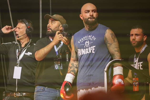 Edmon Ringlife beim Einlaufen Edmon RInglife Avagyan vs. Patrick Fiala beim Ringside Series 2026 - Night of Heavyweights am 15.05.26 in SAP Arena, Mannheim xamx Foto: Alfio Marino